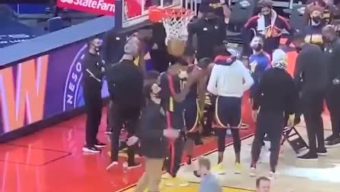 【NBA集錦】迫不及待上場(chǎng)了 湯普森裹著腳踝場(chǎng)邊玩球
