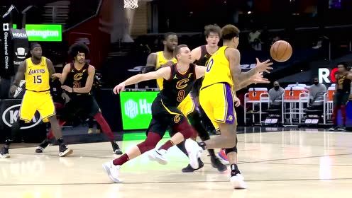 【NBA集锦】这身体对抗！迪伦-温德勒抢断一条龙暴扣