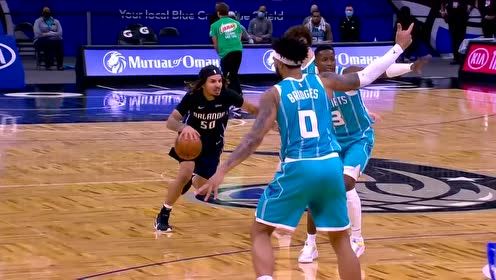 【NBA集錦】單打三球 安東尼極限出手失衡上籃