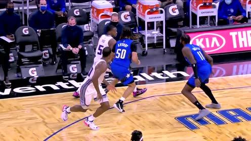 【NBA集锦】一人的表演秀！福克斯人缝闪转腾挪绕过防守上篮得手