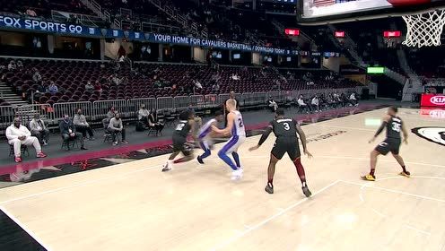 【NBA集錦】有被驚喜到！杰克遜1v2狹小空間直傳普拉姆利籃下輕取
