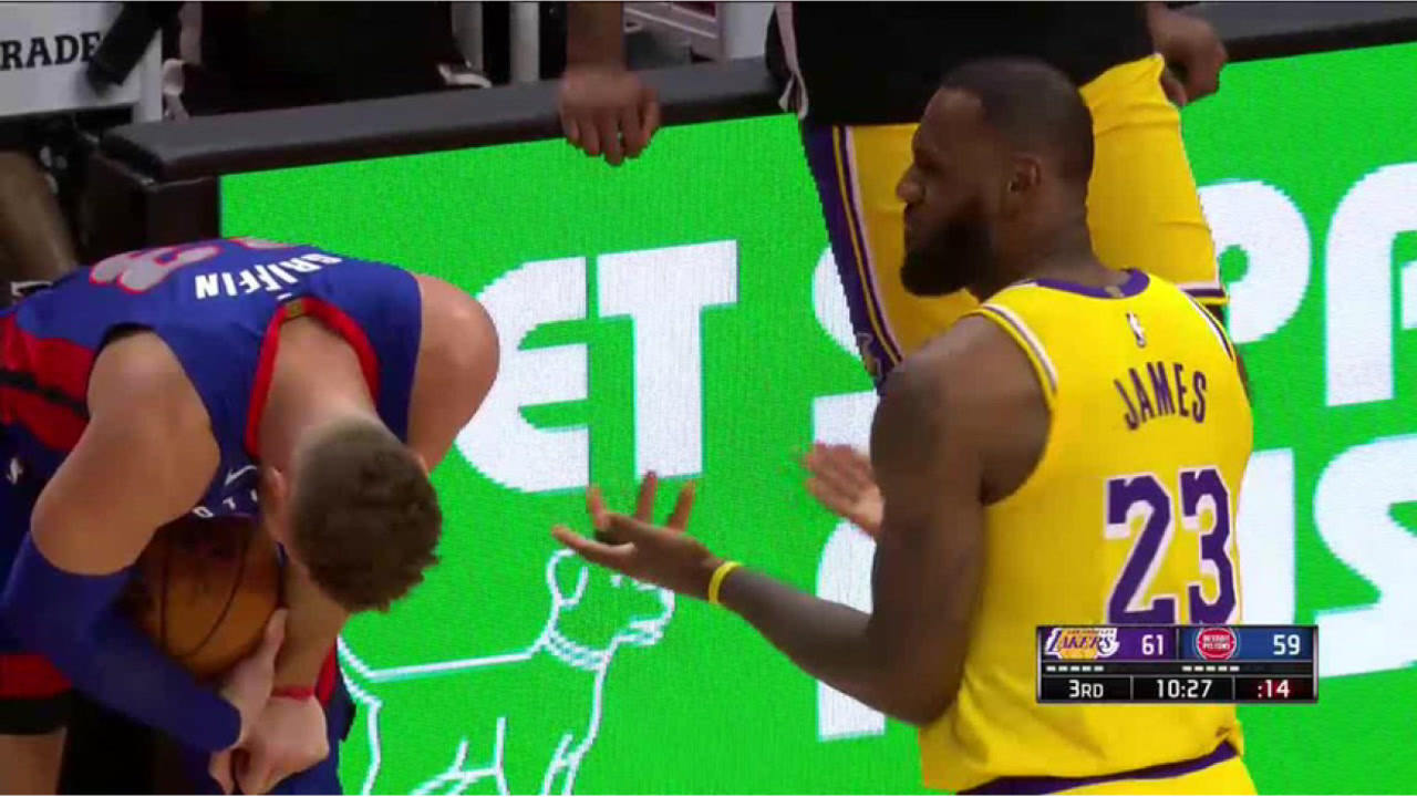 【NBA集锦】詹姆斯体毛级“犯规”被吹大呼不解 被犯规的格里芬自己都乐了