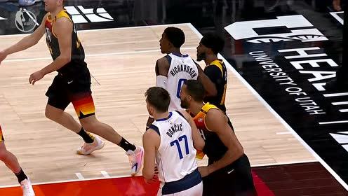 【NBA集锦】最贵中锋有道理 戈贝尔被东契奇险些晃倒却又站起来送大帽