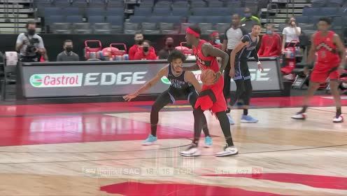 【NBA集锦】跟本不是一个水平!巴格利进攻得手后西亚卡姆直接将其晃倒暴扣