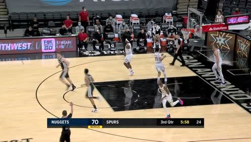 【NBA集锦】约翰逊冲击篮筐不惧约老师 顶着防守将球放进篮筐