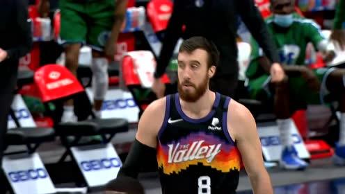 【NBA集錦】專治花里胡哨！摩爾搶斷送長傳卡明斯基飛身掛筐不猶豫