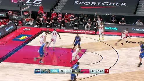 【NBA集锦】初生牛犊不怕虎 戴维斯面对魔术四人防守扣篮毫无惧色