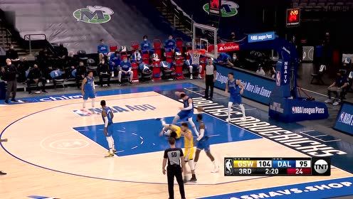 【NBA集錦】庫里妹夫撞翻077打2+1 起身嘲諷東契奇像吃奶小孩