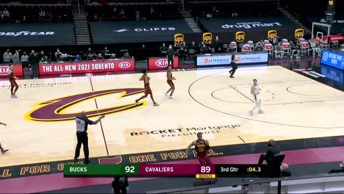 【NBA集錦】默契配合！斯蒂文斯助飛阿倫凌空暴扣炸翻板凳席