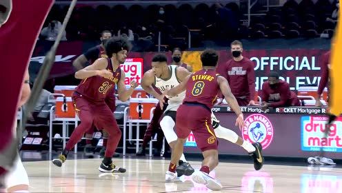 【NBA集錦】說什么來什么！迪文琴佐連線字母哥籃下轉體暴扣