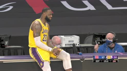 【NBA集锦】老将的待遇！詹姆斯赢球心情好做技术台开怀聊天