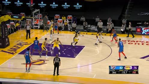 【NBA集錦】好快的突破速度！庫茲馬雙手大力灌籃猝不及防
