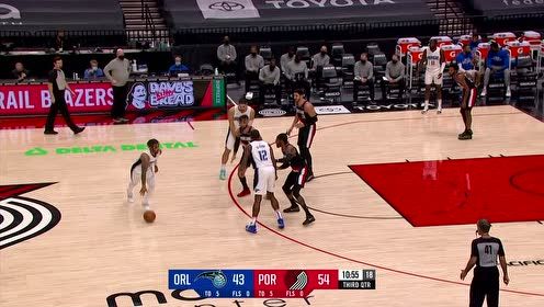 【NBA集锦】离弦之箭迅疾如风 利拉德变向突破反篮打进