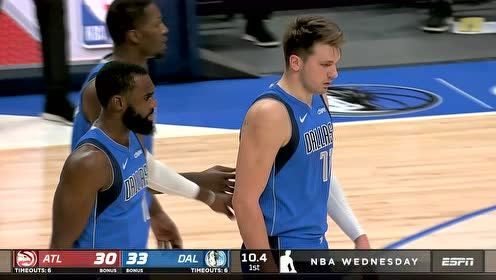 【NBA集锦】得亏有板子挡着!胖奇奇防守惨遭加里纳利撞飞上演地板溜冰