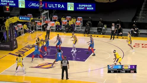 【NBA集锦】詹姆斯直突内线 无视霍福德把球放进