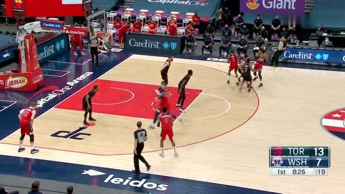 【NBA集锦】韦少送出招牌助攻 比尔轻松袭击内线