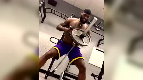 【NBA集锦】对手表示压力很大 詹姆斯赛前晒撸铁视频