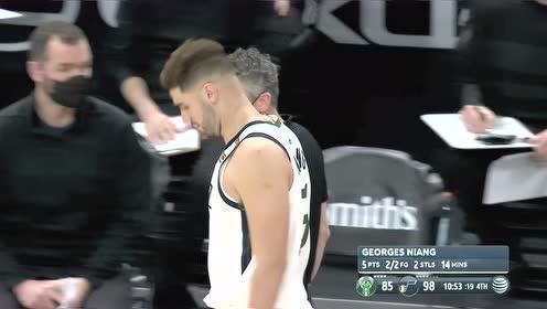 【NBA集錦】但愿沒(méi)事！尼昂腳腕扭傷狀態(tài)不佳下場(chǎng)休息