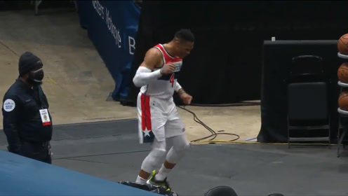 【NBA集錦】性感韋少在線尬舞？比賽因意外暫停 韋少場(chǎng)邊跳舞保持身體溫度