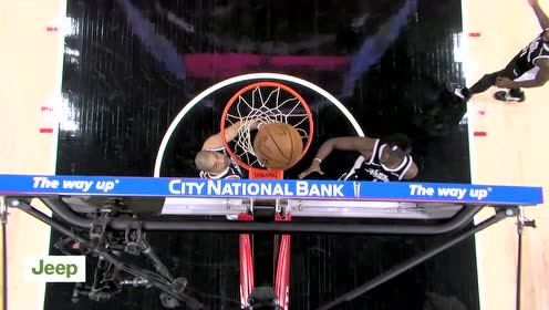 【NBA集锦】野兽出没请注意 奥科罗转换反击大回环欧洲步上篮得手