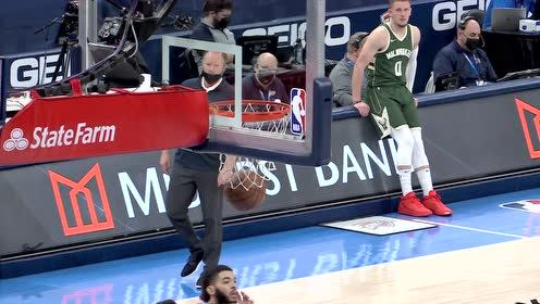 【NBA集錦】扣籃大賽？貝茲利搶斷米德爾頓背筐暴扣秀翻全場