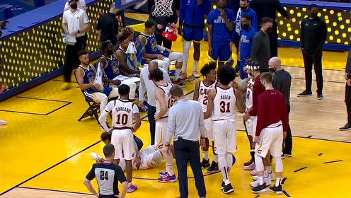 【NBA集锦】但凡上点岁数都不行!奥科罗一个起跳撞向格林直接仰面摔下离场观察