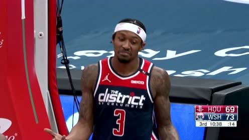 【NBA集錦】像極了野球場的自己 比爾場邊貼地找球
