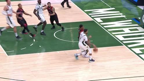 【NBA集锦】洛瑞防守倒地神情痛苦 一瘸一拐返回更衣室接受治疗