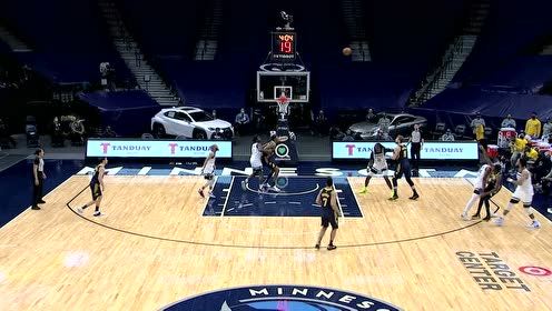 【NBA集锦】不是高难度的球不进！霍乐迪顶着双人夹击极限出手打成3+1
