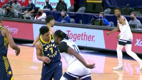 【NBA集锦】麦克劳克林行进间击地送出助攻 里德平地起飞逆天隔扣