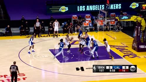 【NBA集錦】又現(xiàn)推土機(jī)式進(jìn)攻！詹姆斯頂著格林上籃穩(wěn)穩(wěn)命中