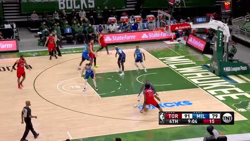 【NBA集锦】二话不说就是怼 阿奴诺比连续冲击篮下连拿4分