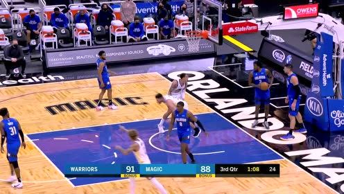 【NBA集錦】小學(xué)生也可以像坦克沖？庫(kù)里強(qiáng)殺籃下打中