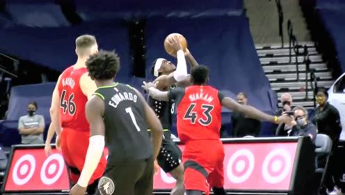 【NBA集錦】愛德華茲擊地妙傳范德比爾特 后者接球起飛雙手虐筐
