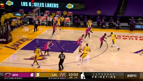 【NBA集锦】一条龙服务！詹姆斯后场持球坦克突破轻巧上篮