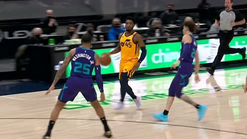 【NBA集锦】米切尔人缝穿针击地妙传 费沃斯接球起飞双手暴扣