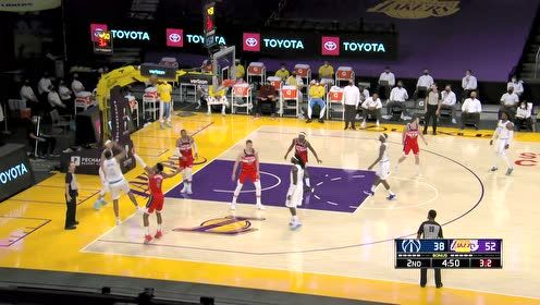 【NBA集锦】稍微一加速就解决问题了 威斯布鲁克长驱直入上篮得手