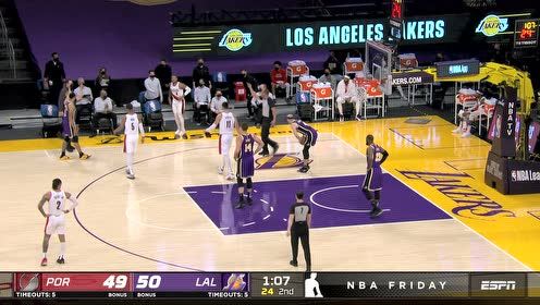 【NBA集锦】惊出一身冷汗 利拉德三分飚中落地踩到塔克险些崴脚