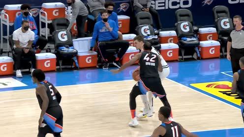 【NBA集锦】约基奇持球遭遇包夹 淡定分球巴顿大鹏展翅双手暴扣
