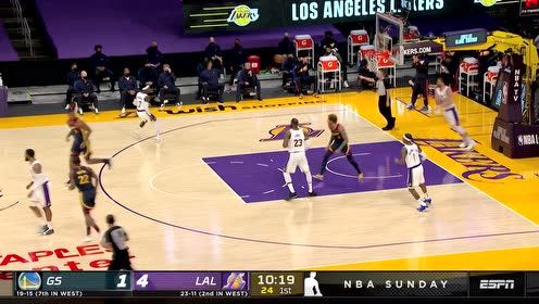 【NBA集锦】库里持球吸引3人注意力 乌布雷趁虚而入暴扣终结