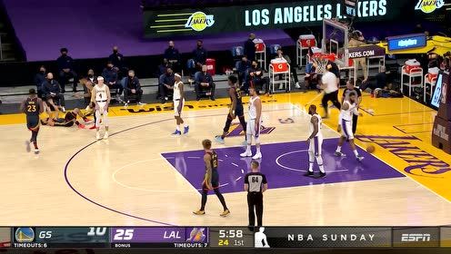 【NBA集锦】库里送卡鲁索生日大礼 3分迎射还造犯规卡皇满脸无奈