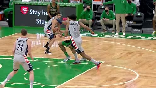 【NBA集錦】擺明了挑釁你 塔圖姆驚天隔扣后還拍了拍比爾的屁股