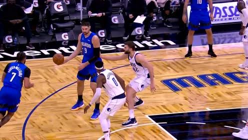 【NBA集錦】被打一下臉真的很疼 邁卡威舍身2+1