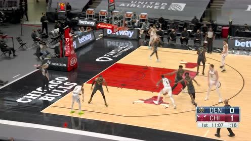 【NBA集錦】來(lái)個(gè)開(kāi)門(mén)紅！約基奇人縫手遞手妙傳助飛巴頓單臂劈扣