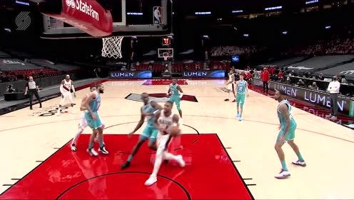 【NBA集錦】這防守形同虛設(shè) 利拉德直殺籃下低手上籃