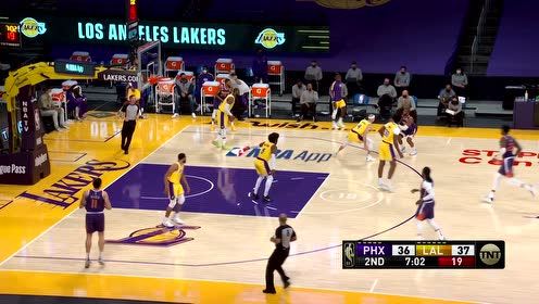 【NBA集錦】真有你的 詹姆斯手起刀落扔出三分三不沾！