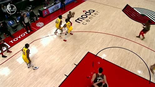 【NBA集锦】诠释控球后卫真谛！利拉德助攻甜瓜命中空位三分