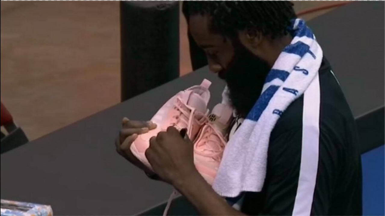 【NBA集錦】對休斯敦的愛，哈登將本場比賽用鞋簽名后送給火箭主場球迷