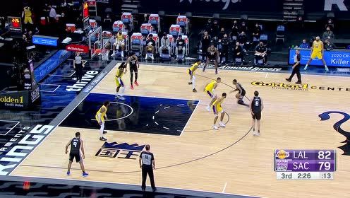 【NBA集錦】雖然我瘦但力量不差！?？怂鬼斨鴰炱濕R強(qiáng)硬上籃2+1