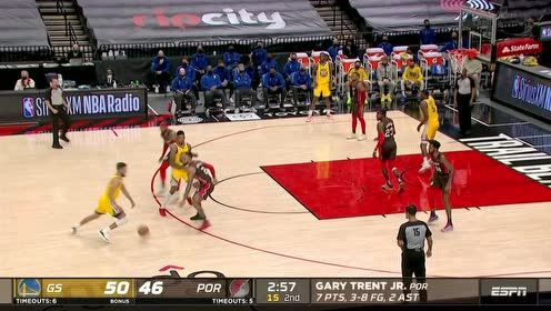 【NBA集锦】库里突破以一敌三打板 庆祝动作5星满级